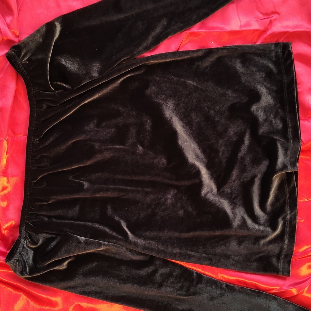 UO Silence + Noise Black Velvet Long Sleeve Top - Picture 3 of 5